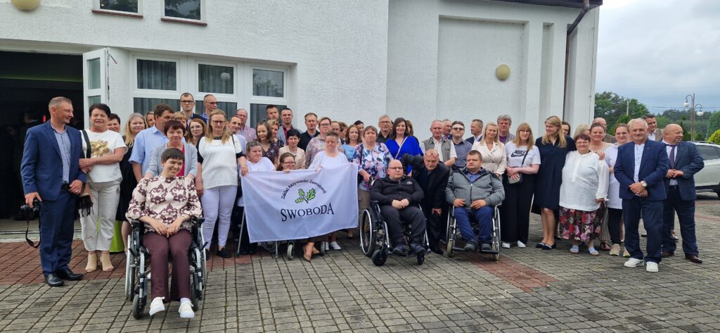 zdjęcie pracowników zakłądu z delegacją z Niemiec