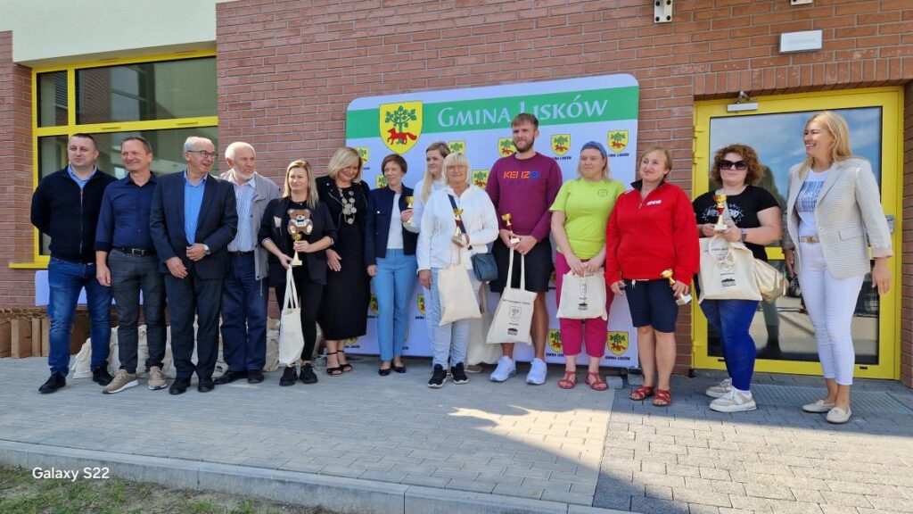 przedstawiciele wszystkich drużyn z władzami gminy