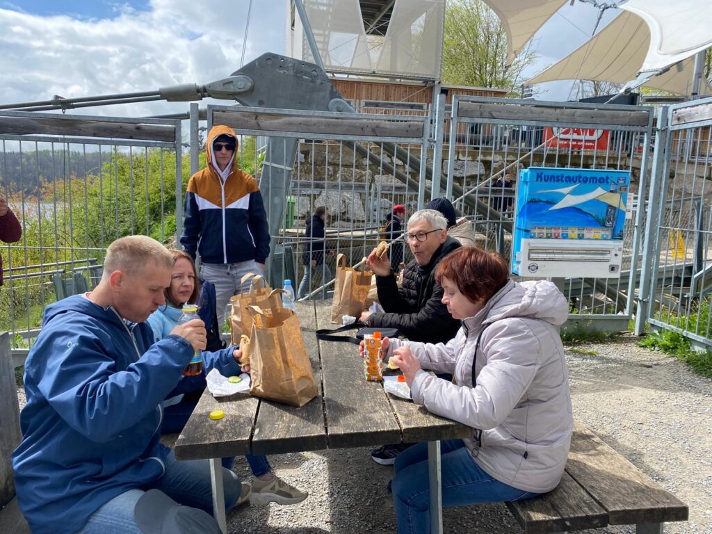wspólny lunch na tarasie widokowym