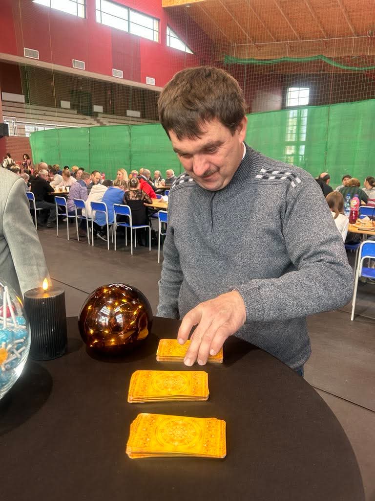 mężczyzna wróży sobie z kart