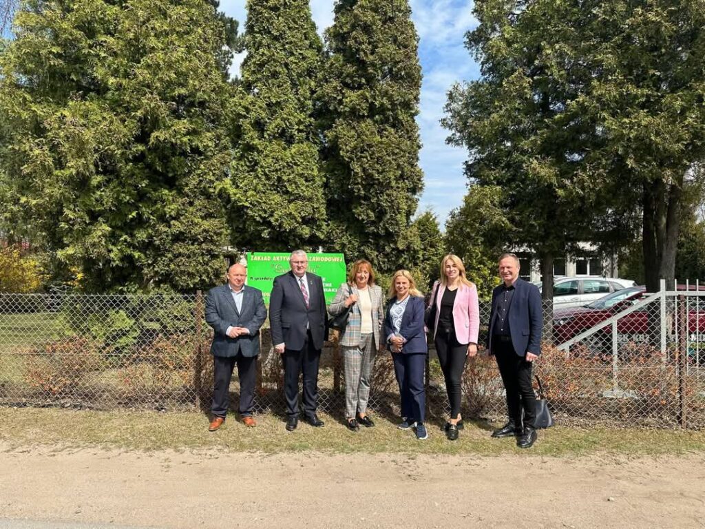 Wspólne Marszałków, pani wójt, radnej powiatowej i kierownika na terenie tle budynku ZAZ