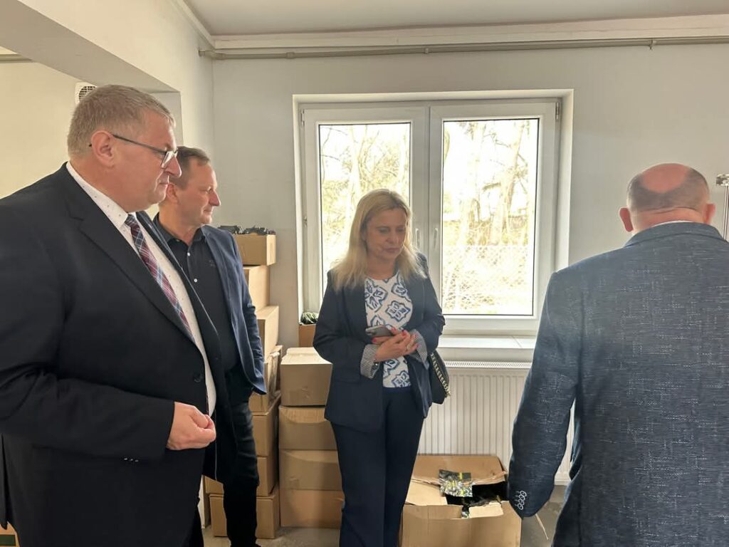 zdjęcie Marszałków i właściciela firmy EDAL na hali pakowania herbat