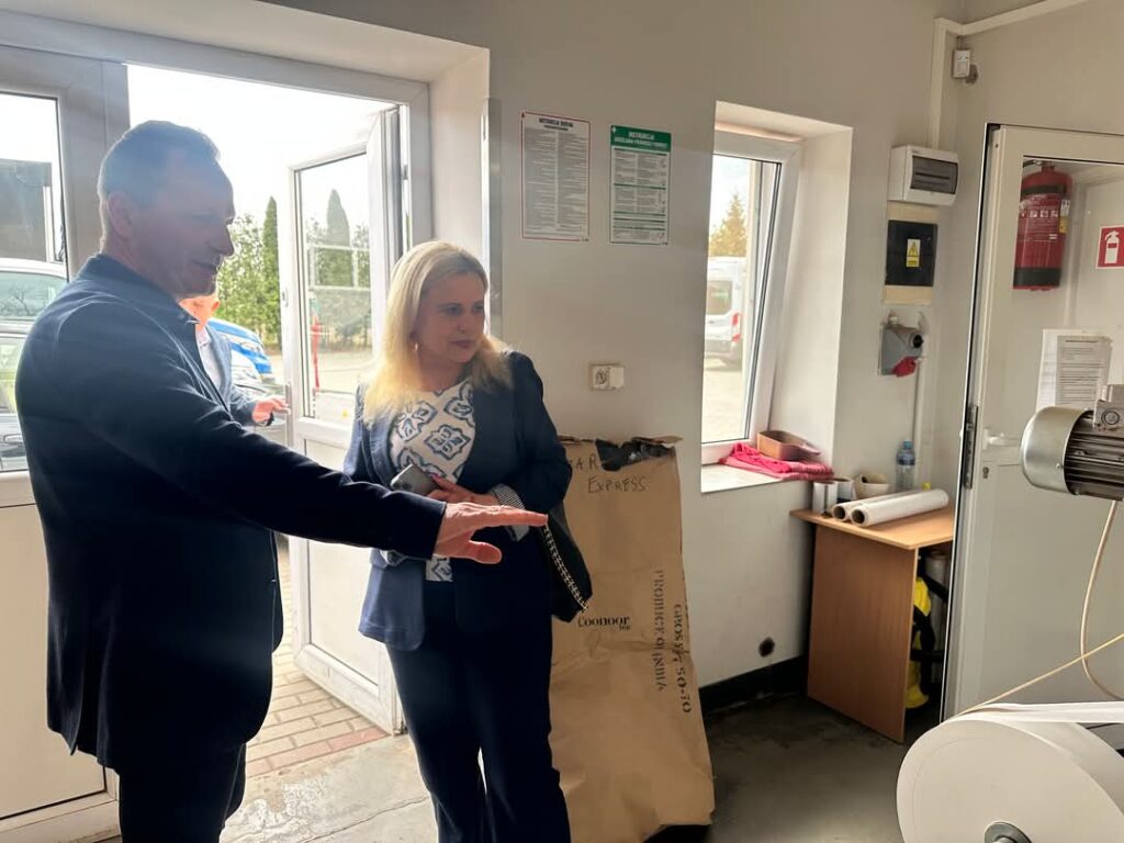 zdjęcie pani Marszałek i właściciela firmy EDAL na hali pakowania herbat