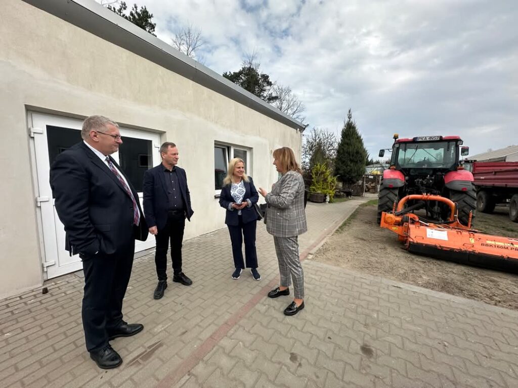 Wspólne Marszałków, pani wójt i właściciela firmy EDAL na terenie ZAZ