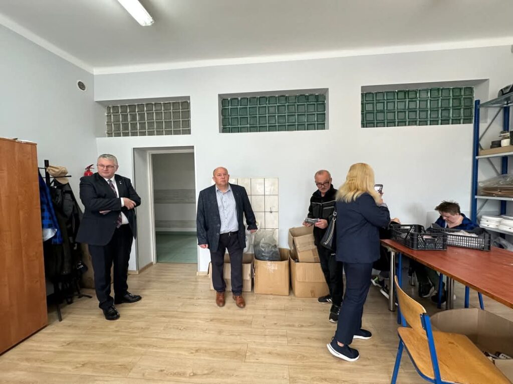 zdjęcie Marszałków i kierownika zaz w sali pakowania elementów do mebli ogrodowycg
