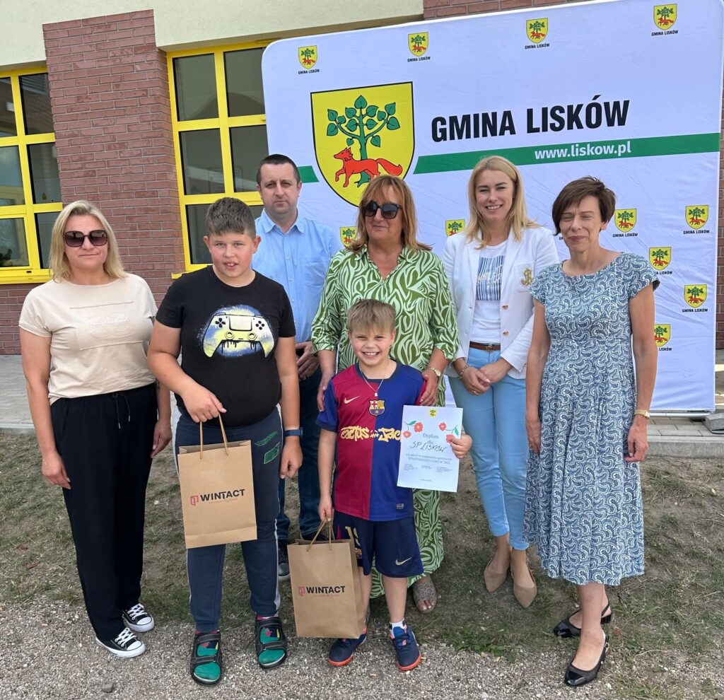 WRĘCZENIE DYPLOMÓW DZIECIOM
