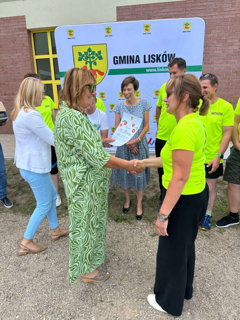WRĘCZENIE DYPLOMÓW DRUŻYNOM
