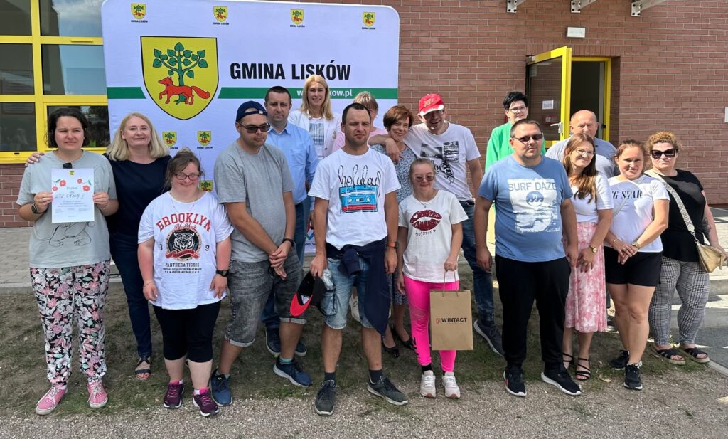 zdjęcie grupowe podczas wręczania nagród