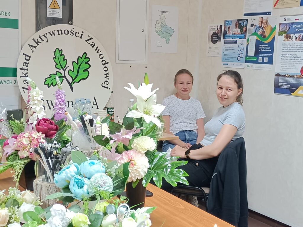 pracownice zakładu na wystawie naszego zakładu w ZUS w Kaliszu z kompozycjami kwiatowymi