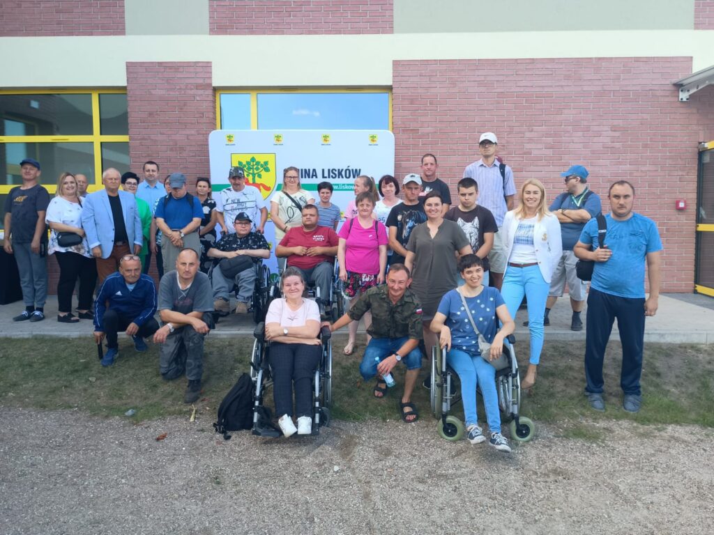 zdjęcie grupowe - ZAZ "Swoboda" na tle hali sportowej w Liskowie
