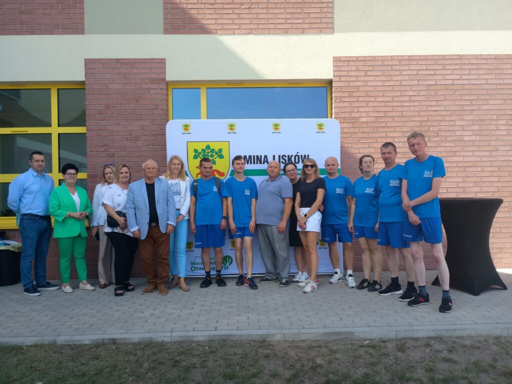 zdjęcie grupowe - ZAZ Słupca na tle hali sportowej w Liskowie