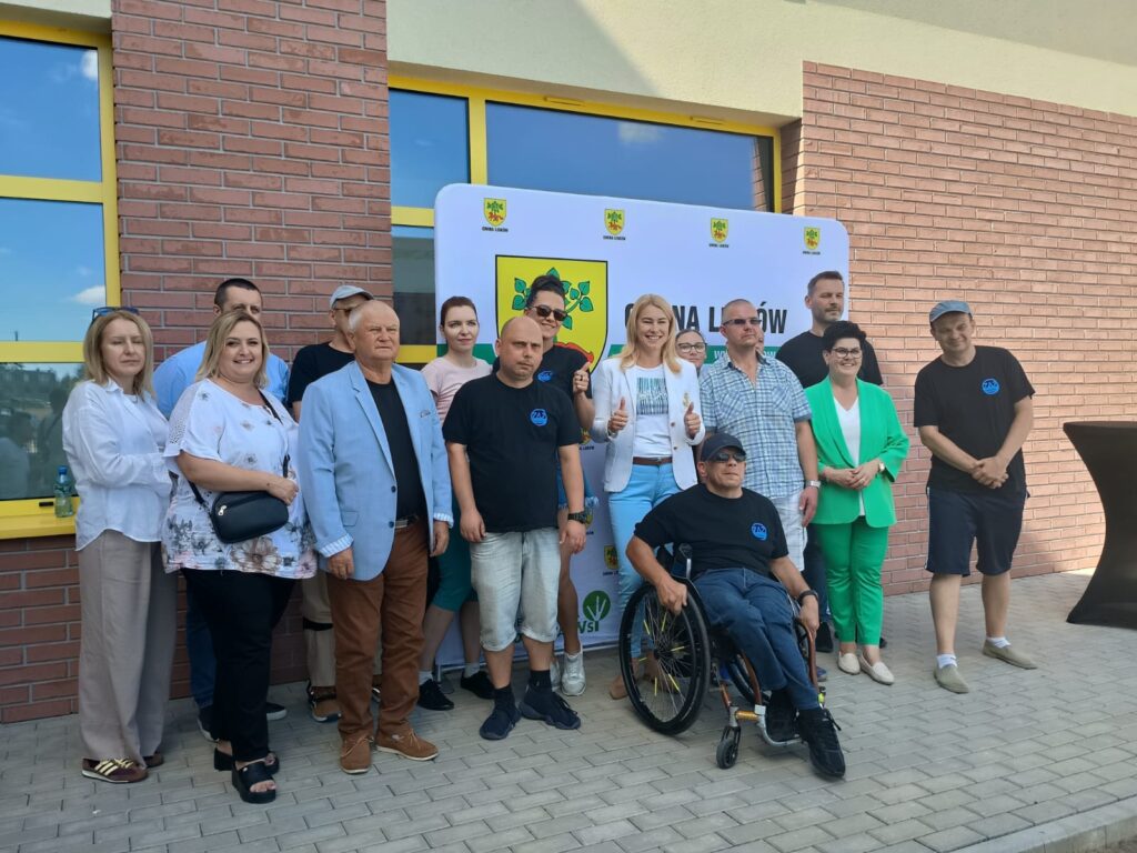 zdjęcie grupowe - ZAZ "Posada "na tle hali sportowej w Liskowie