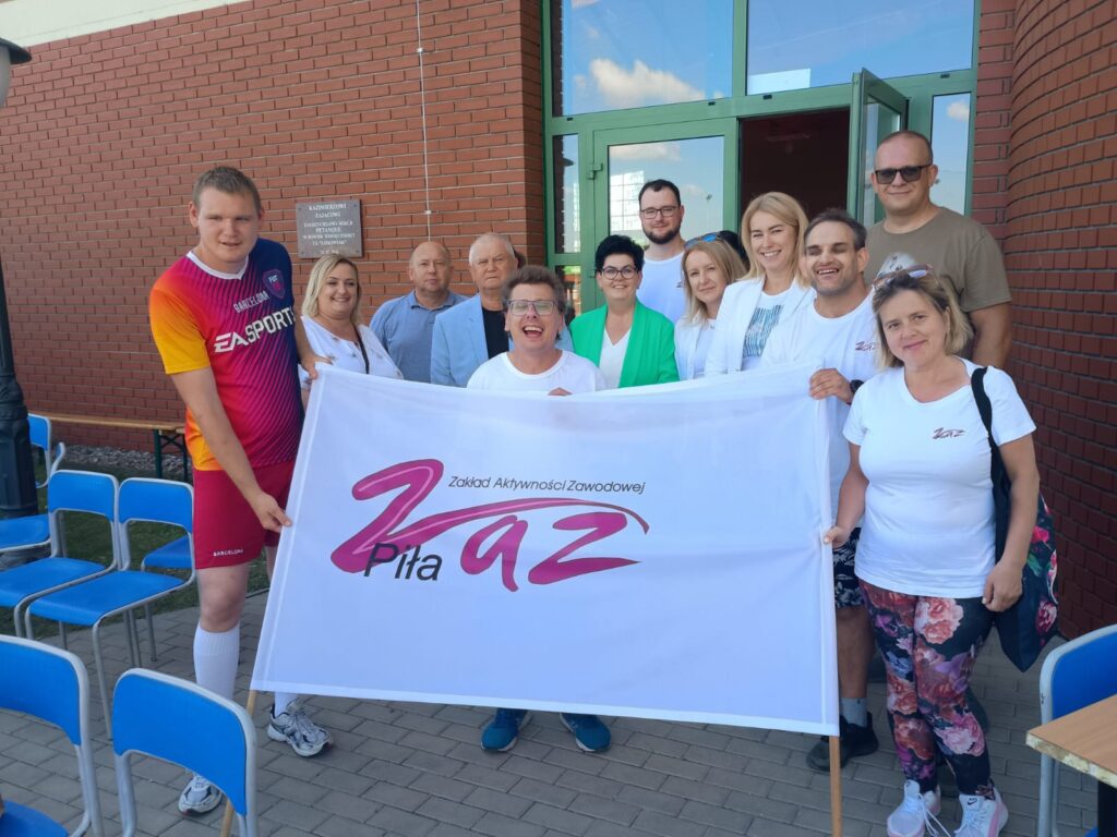 zdjęcie grupowe - ZAZ Piła na tle hali sportowej w Liskowie