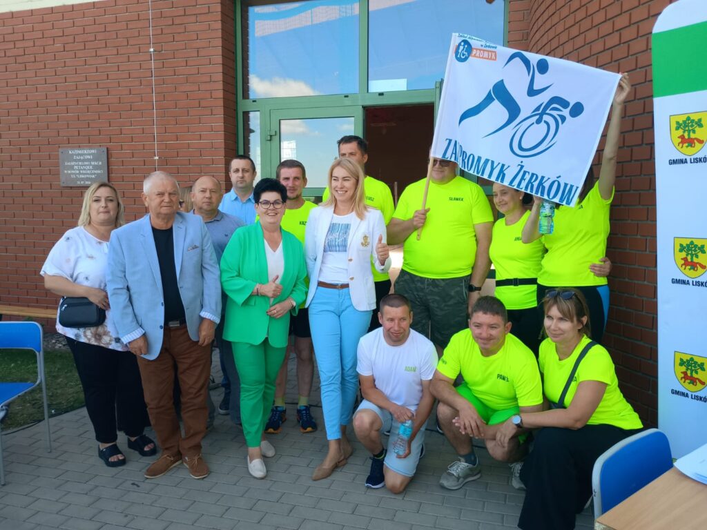 zdjęcie grupowe - ZAZ Żerków na tle hali sportowej w Liskowie