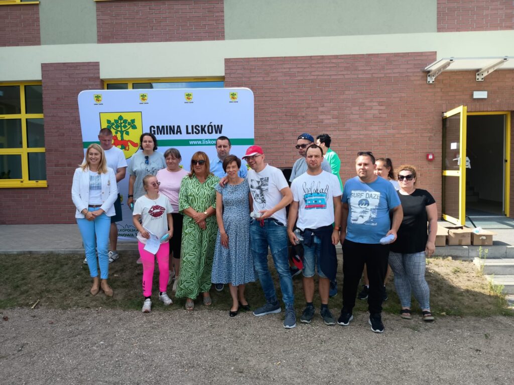 zdjęcie grupowe - na tle hali sportowej w Liskowie
