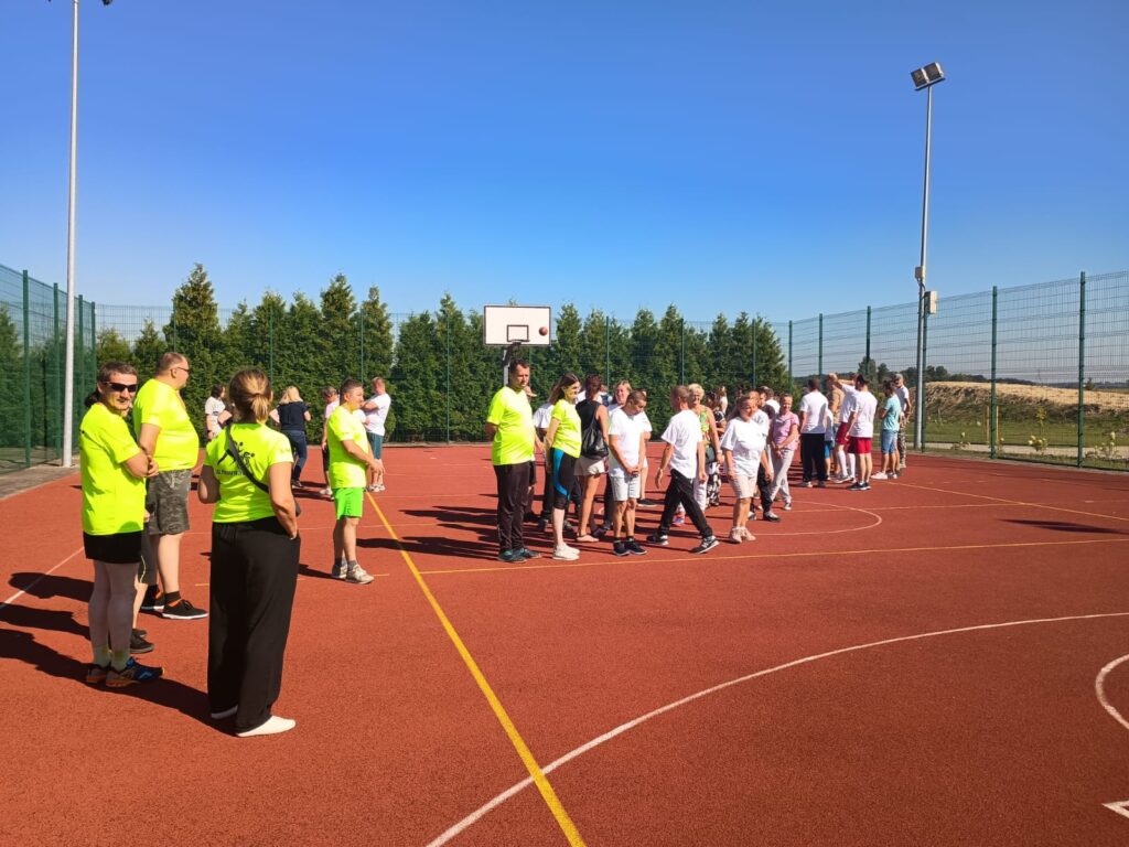 zawodnicy na boisku sportowym do koszykówki
