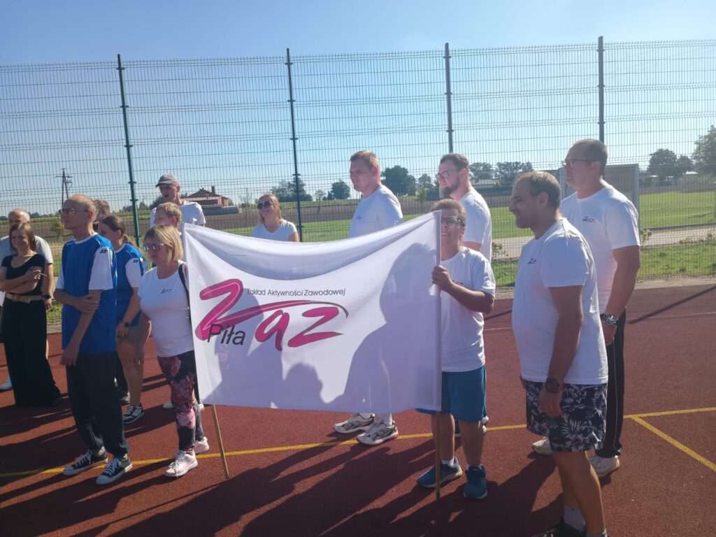 ZAZ Piła na boisku sportowym z transparentem z napisem ZAZ Piła