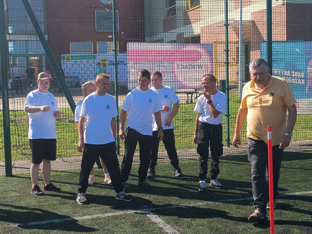 zawodnicy na boisku sportowym - rzuty do celu ringo