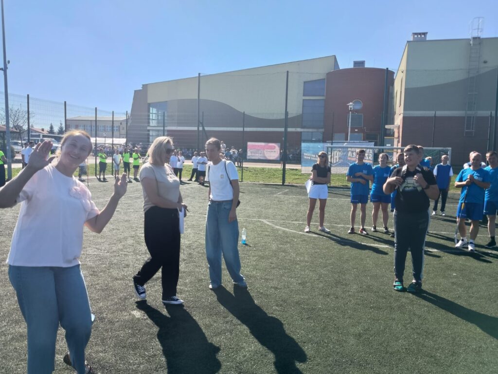 zawodnicy na boisku sportowym