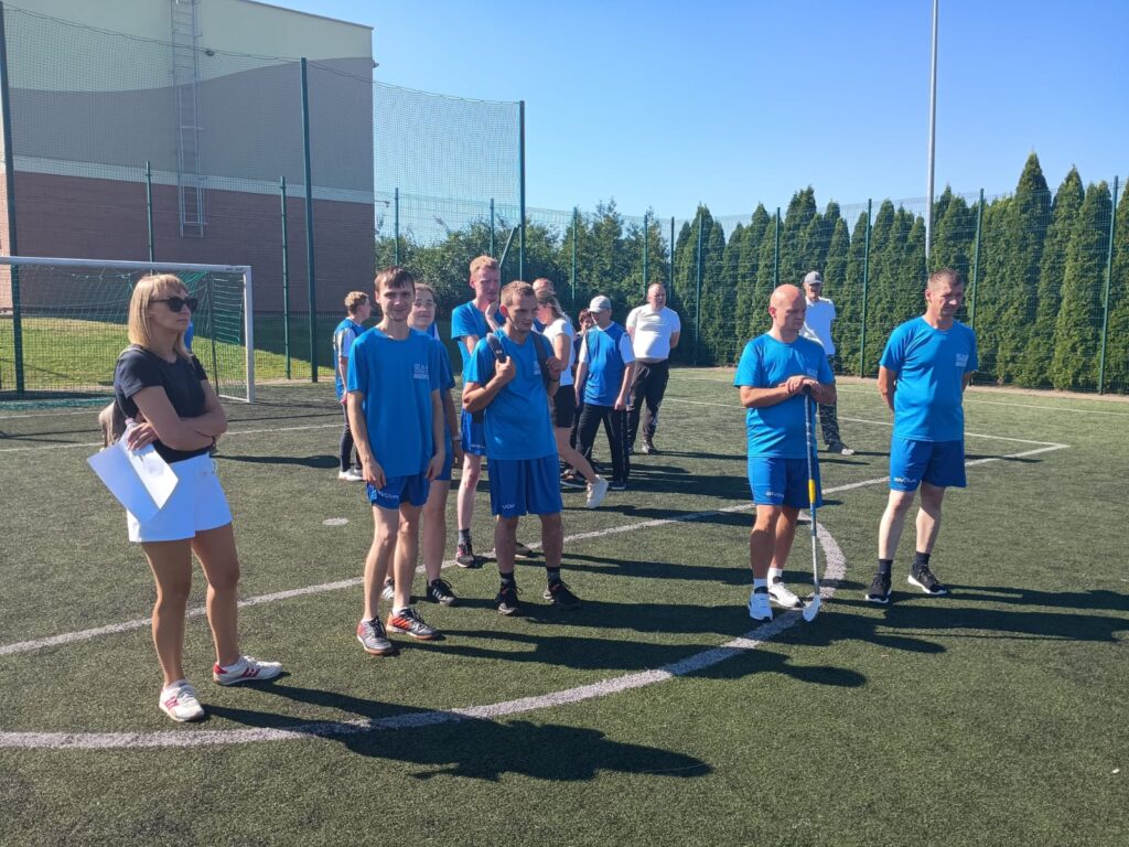 zawodnicy na boisku sportowym- gra w unihokeja