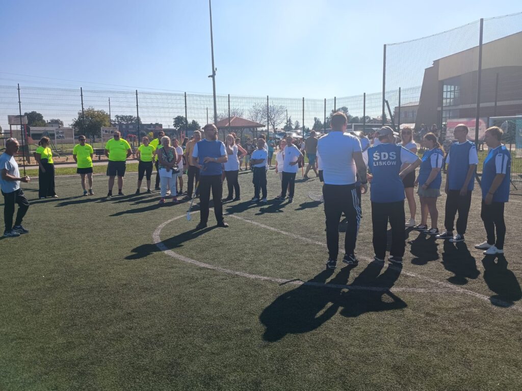 DRUŻYNY Z ŚDS I ZAZ NA BOISKU SPORTOWYM