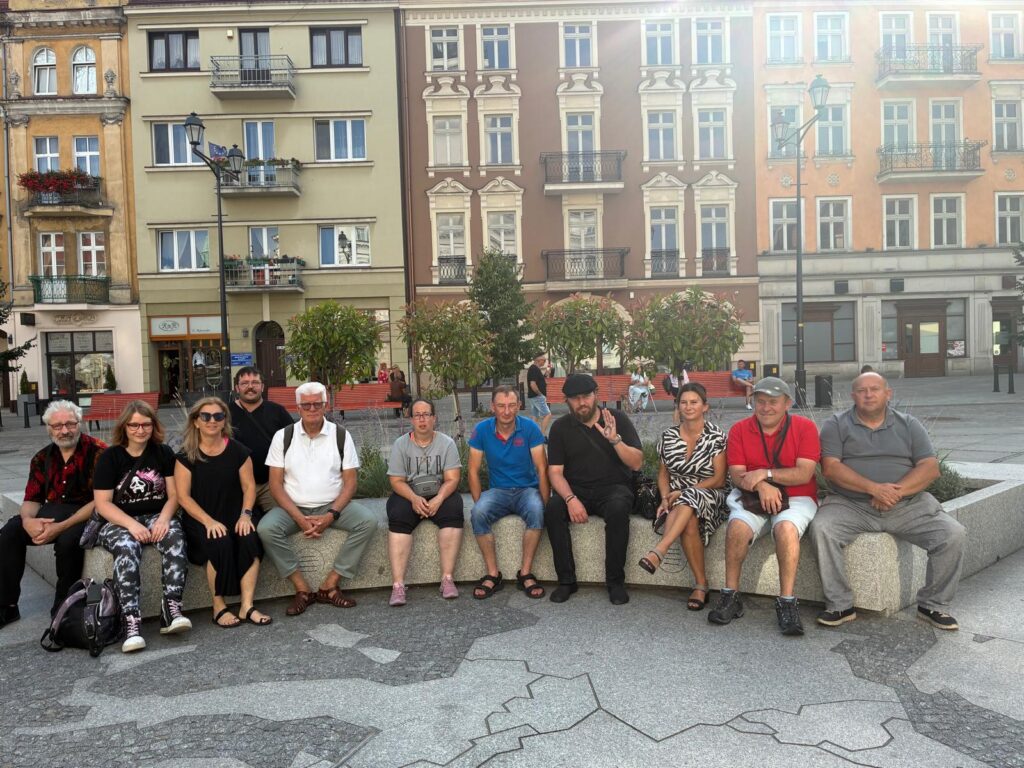 GRUPA NIEMIECKA SIEDZI PRZED RATUSZEM W KALISZU