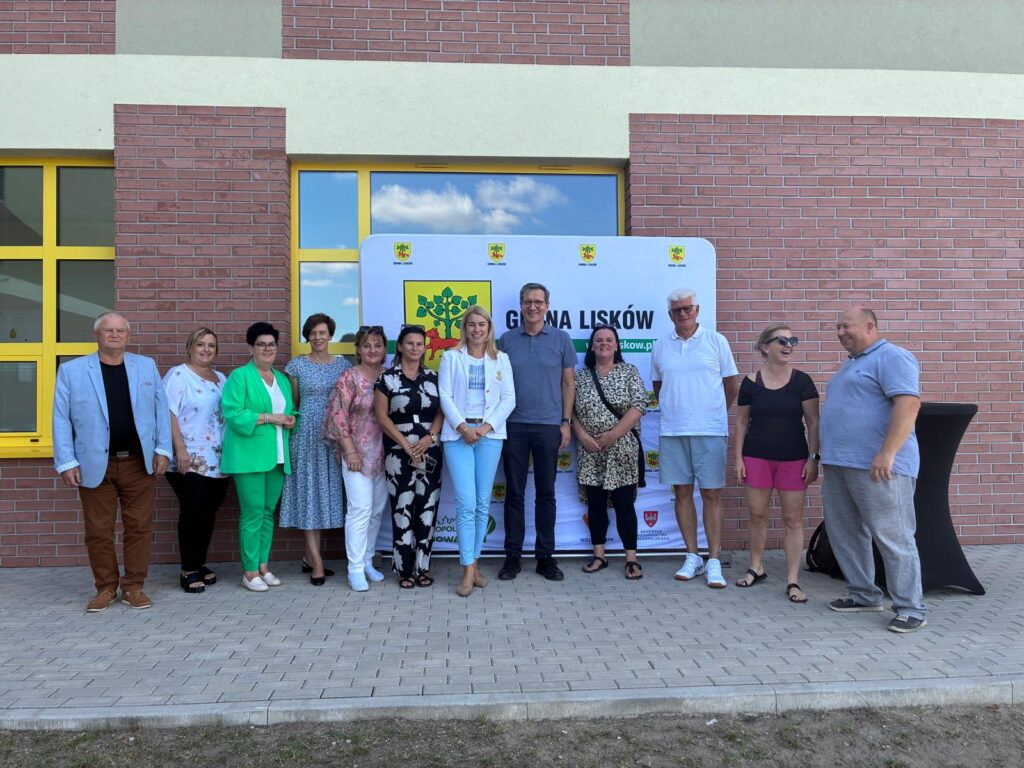 zdjęcie grupowe na tle ścianki Gmina Lisków