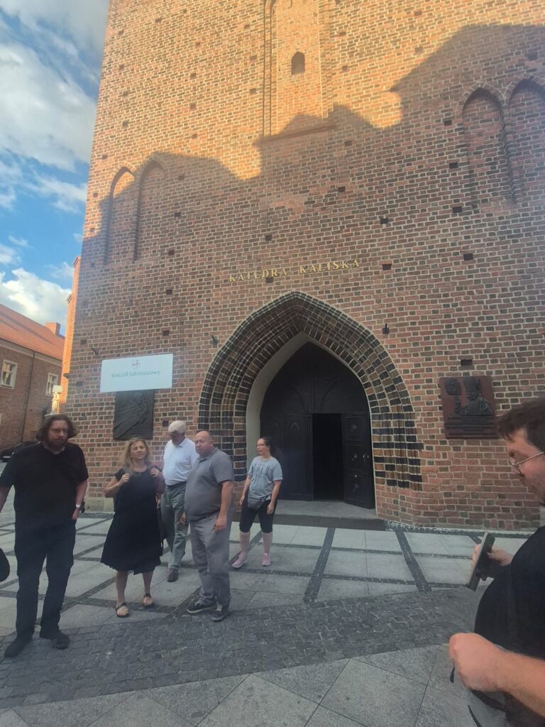 GRUPA NIEMIECKA PRZED KATEDRĄ W KALISZU