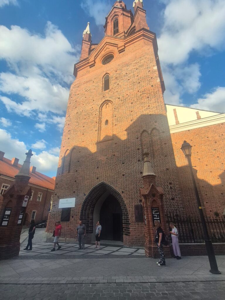 GRUPA NIEMIECKA PRZED KATEDRĄ W KALISZU