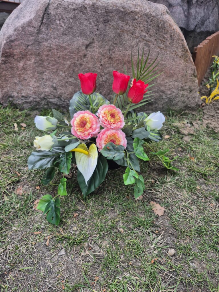 kompozycja na grób z czerwonymi tulipanami