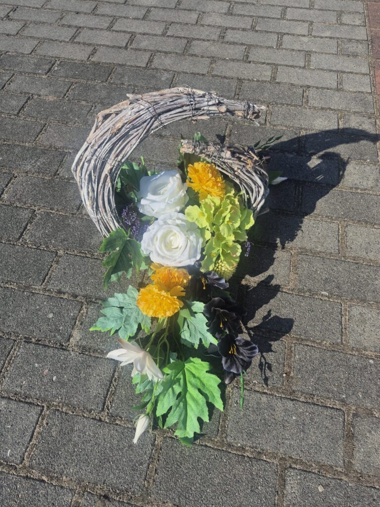 sztuczna kompozycja na grób w koszu wiklinowym
