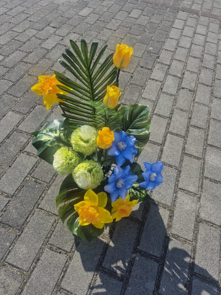 kompozycja nagrobna niebiesko-żółta