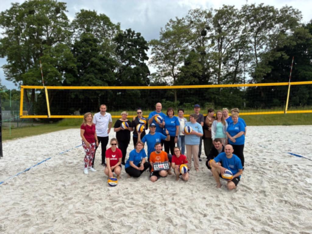 Zdjęcie grupowe na boisku do piłki siatkowej