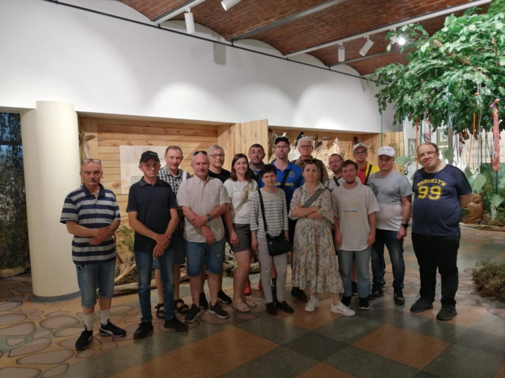 wspólne zdjęcie pracowników zakładu oraz delegacji z warsztatów w Abbenrode